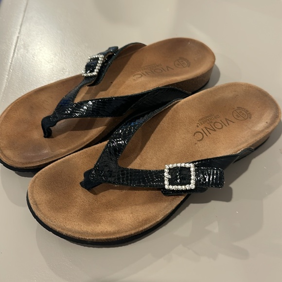 Vionic Shoes Size 8 - Picture 6 of 16